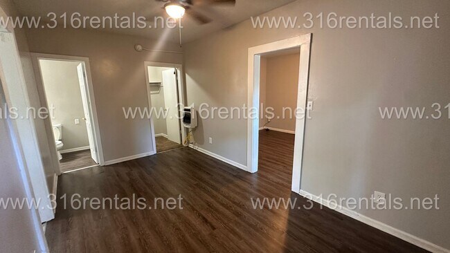 Building Photo - $525- 1 bed 1 bath - Duplex located in the Sunflower neighborhood
