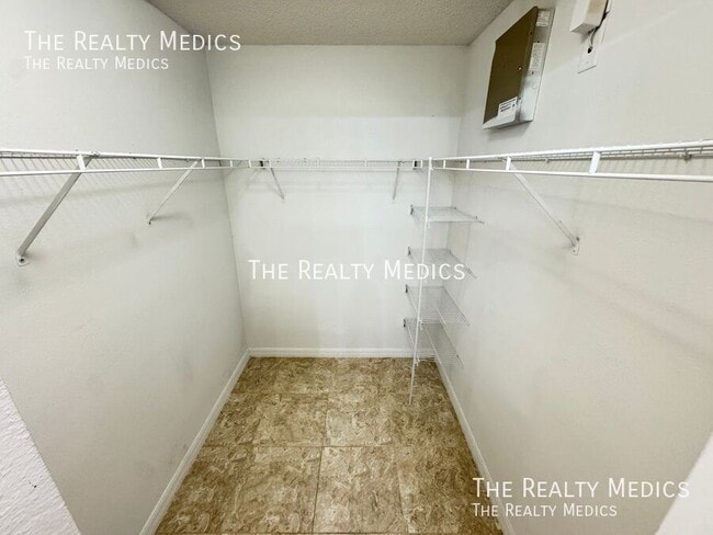 Building Photo - 321 Drum Ln