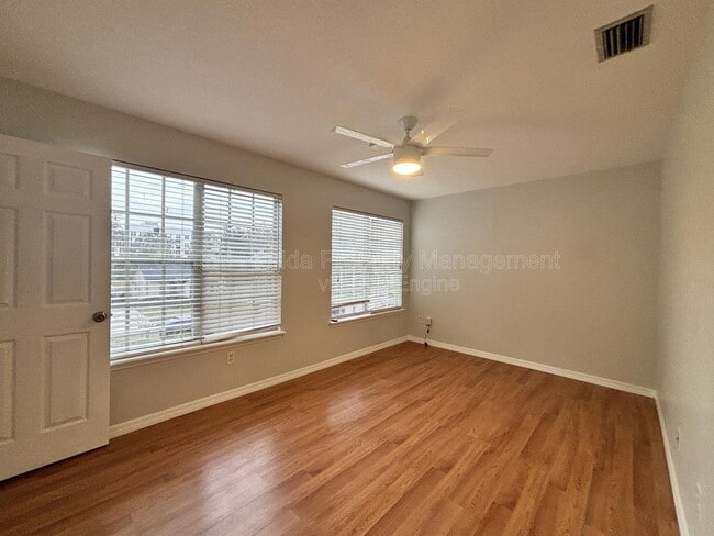 Building Photo - 1625 Park Lake St