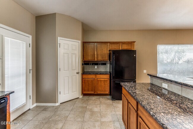 Building Photo - 5819 Redstone Rim Dr