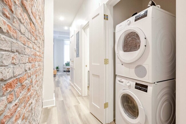 Building Photo - 1050 Annunciation St