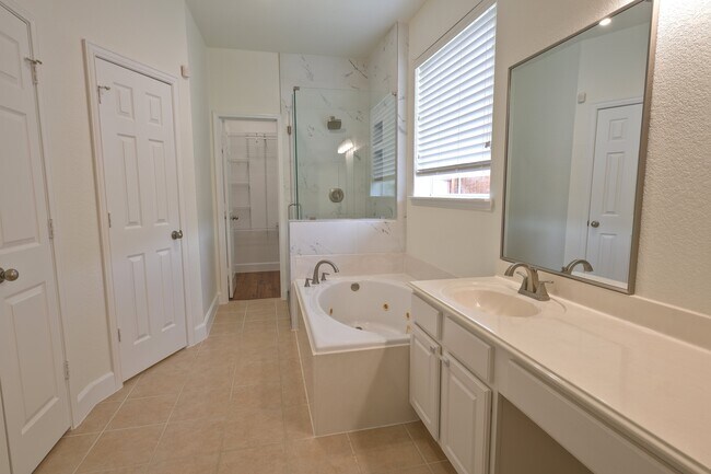 Building Photo - 3001 Claybrook Dr