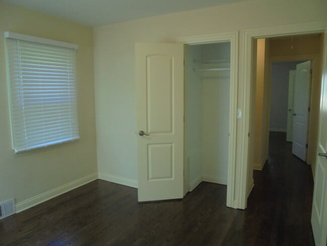 Building Photo - 408 W Sunset Rd