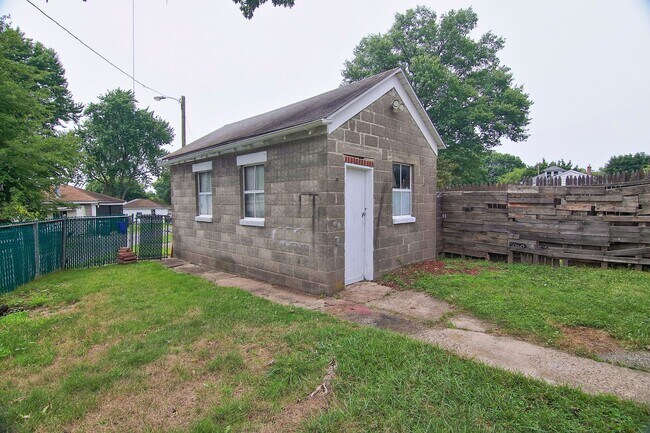 Building Photo - Spacious 4/5 Bedroom Home for Rent - Available Now!