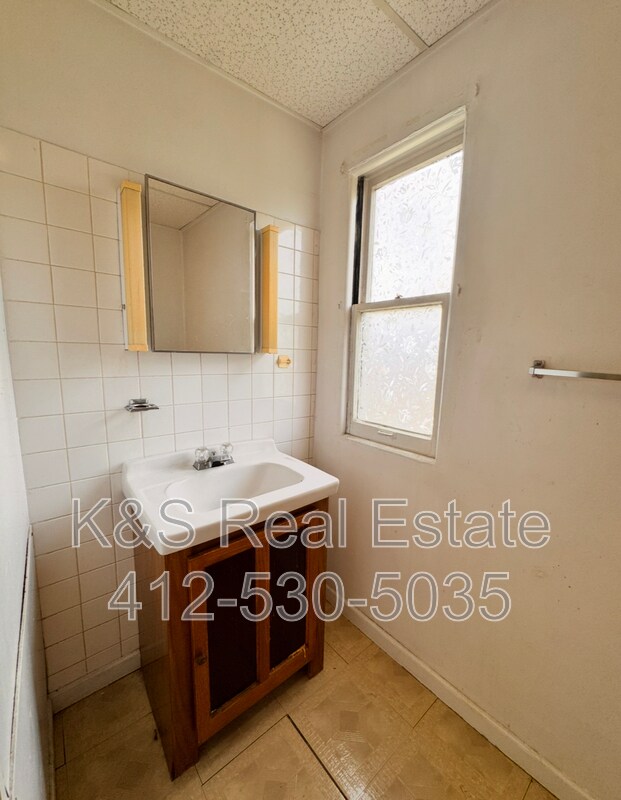 Building Photo - 313 5th St