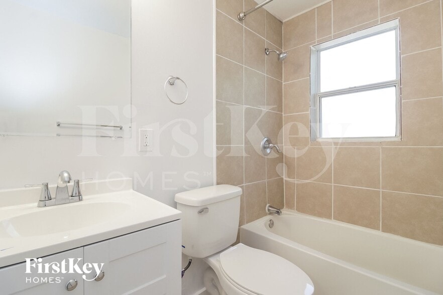 Building Photo - 510 Iris Rd