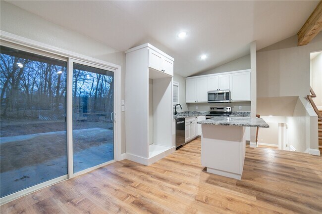 Building Photo - 1647 Carolyn Dr