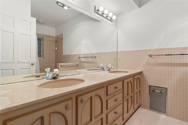 Building Photo - 700 Coral Way