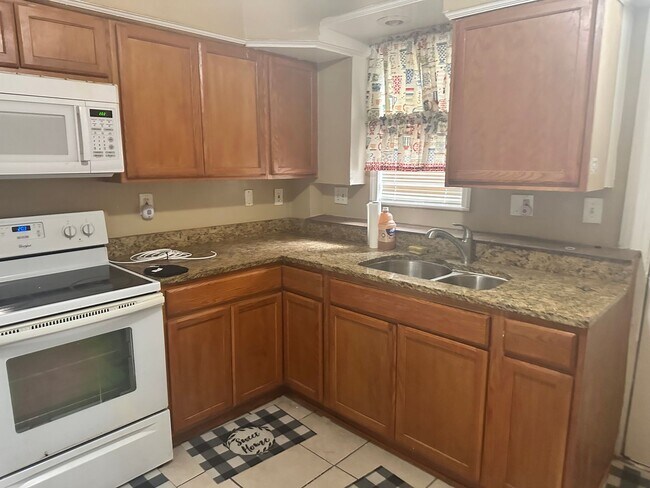 Building Photo - Spacious Home! Finished Basement! W/D! Available Now!