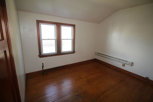 Building Photo - COMING SOON! Bright & Spacious 1-Bedroom U...