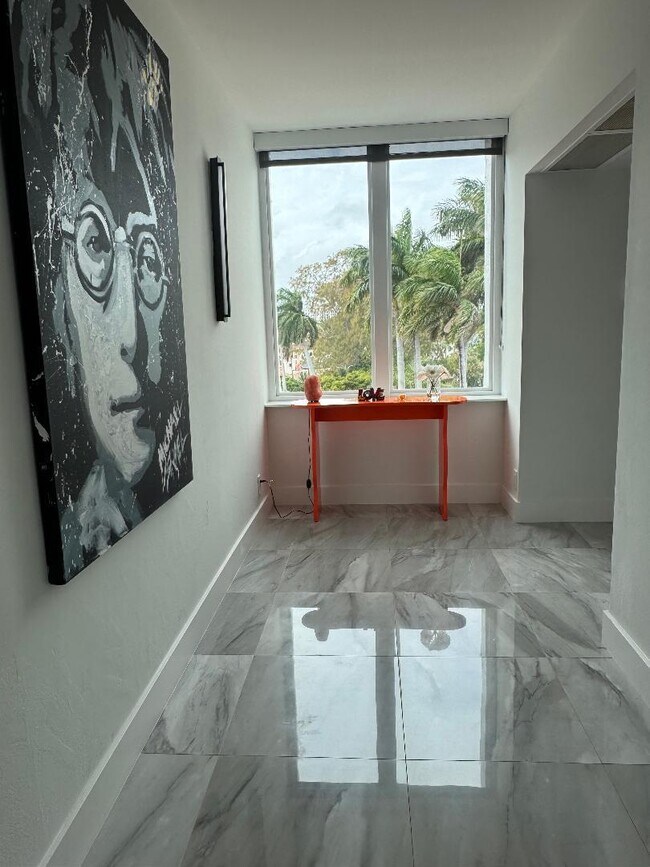 Building Photo - 300 SE 5th Ave