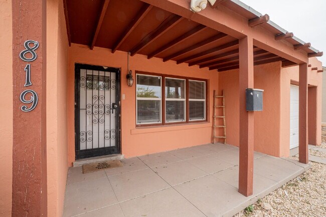 Building Photo - 819 Ellis St