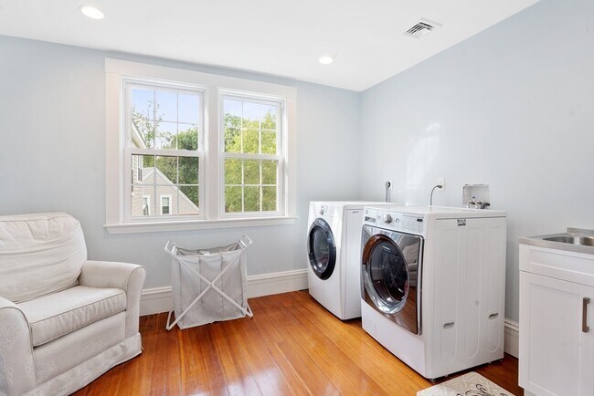 Building Photo - 205 Sohier St