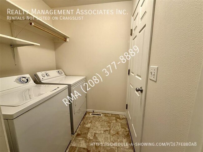 Building Photo - 822 S Chestnut St