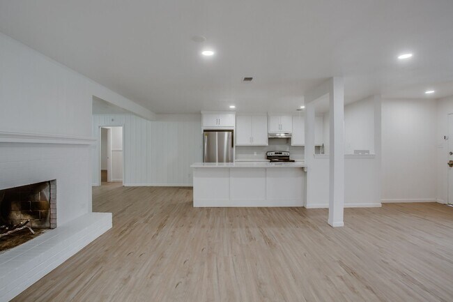 Building Photo - Pre Leasing for Fall 2026! 4/3 in Medical District