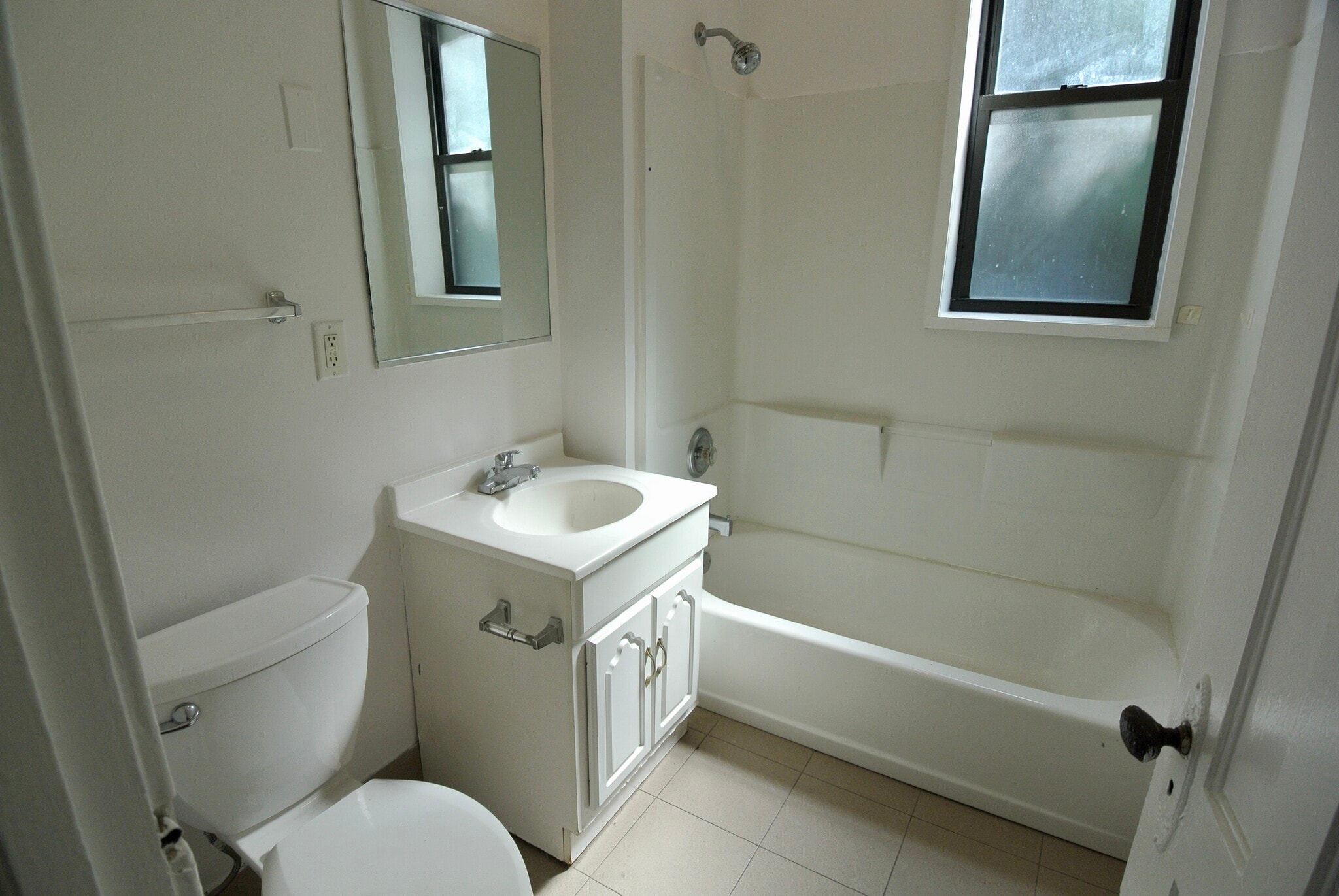 Building Photo - 3809 N Lakewood Ave #1