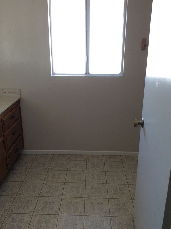 Building Photo - 4 Bedroom 1.75 Bathroom in Riverside
