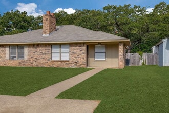 Building Photo - Updated 2 Bed, 2 Bath Home in Desirable Location