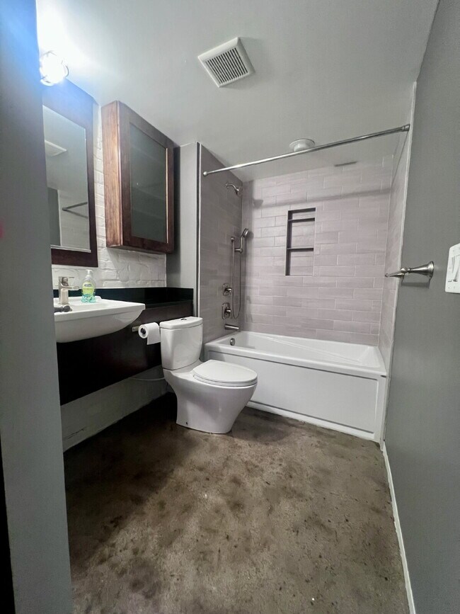 Building Photo - Downtown Living: 1 Bdrm/1 Bath Condo in Fulton Motor Lofts with reserved parking! Available Now!