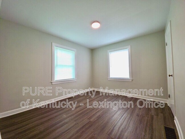 Building Photo - 113 Cummins Dr