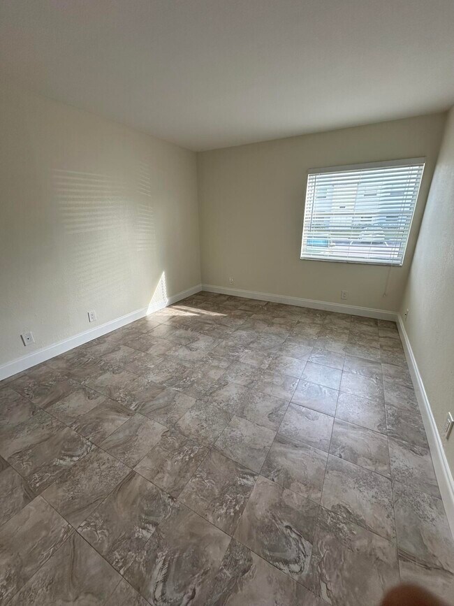 Building Photo - 883 Normandy Trail