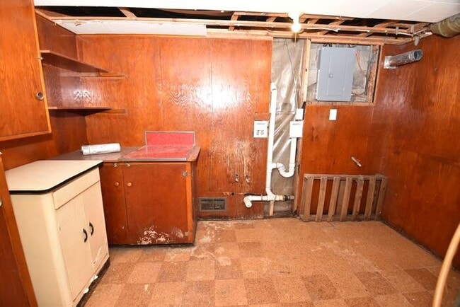 Building Photo - Mishawaka Northside 3 bedroom 1 1/2 story home with 2 bathrooms