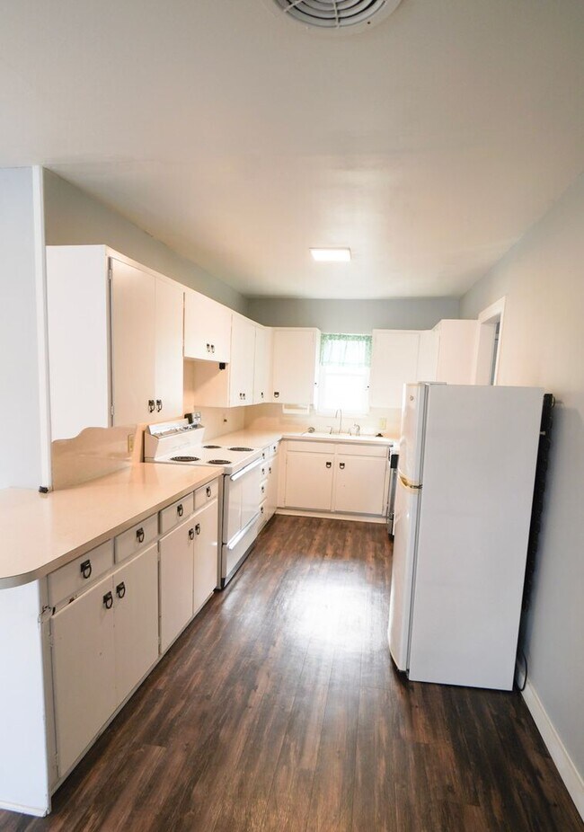 Building Photo - 906 Carey Dr