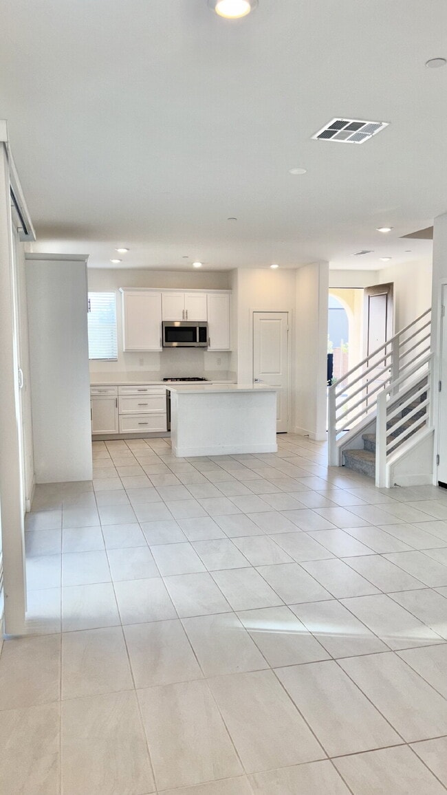 Building Photo - 4 Bedrooms Available University Park