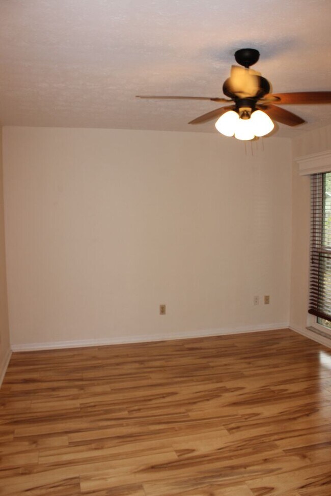 Building Photo - 4 Bedroom/2 Bath/2 Car Garage