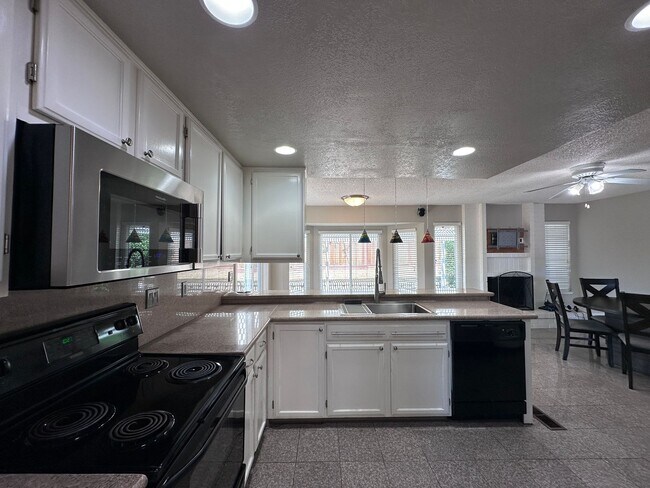 Building Photo - THIS is YOUR home, stunning 4/2 w/ AC, near Foothills