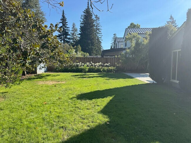 Building Photo - Charming 3BR/2BA Home in West Menlo Park