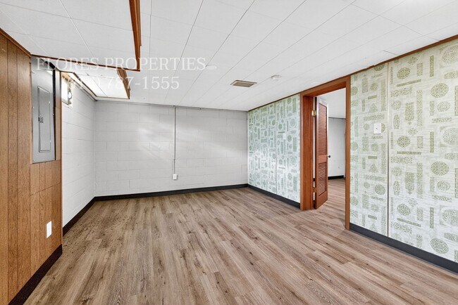 Building Photo - Newly Remodeled, Spacious House, 2 Car Garage