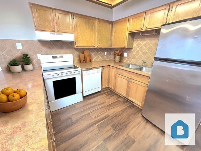 Building Photo - Large 2 Bedroom Apartment with Peak Views!