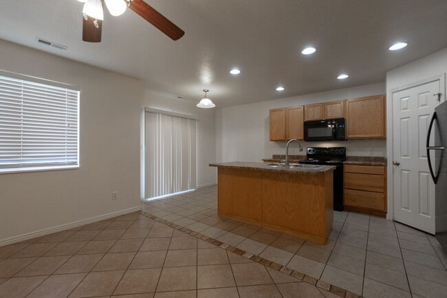 Building Photo - Hidden Valley Townhome For Rent!