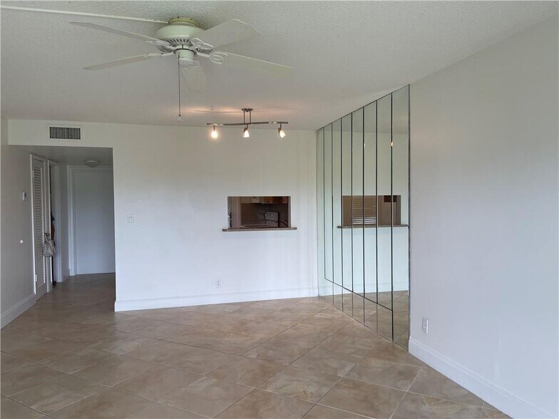 Building Photo - 950 Hillcrest Dr