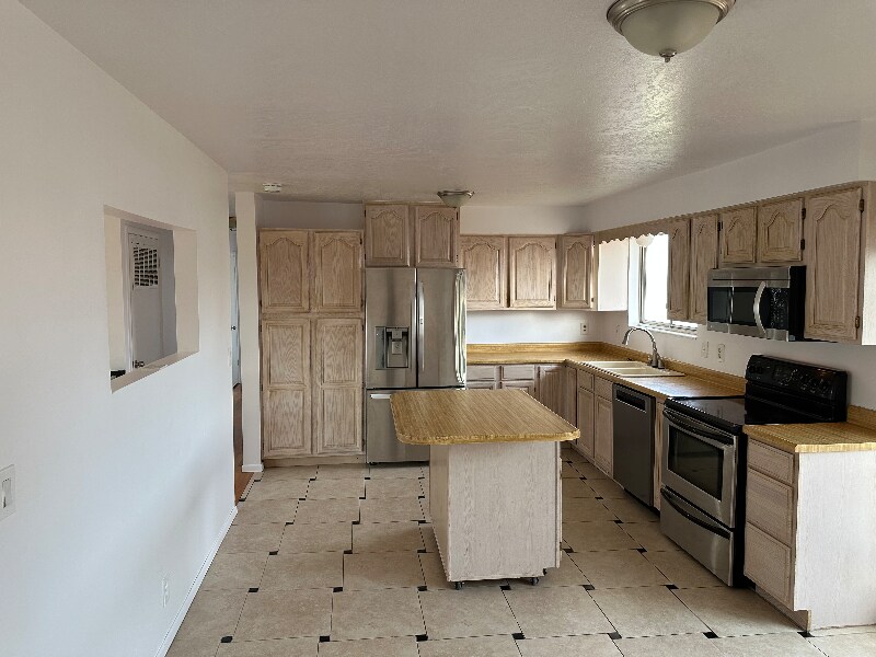 Building Photo - 4981 Greentree Way W