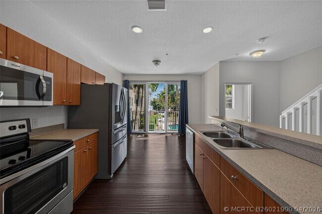 Building Photo - 2725 NE 8th Ave
