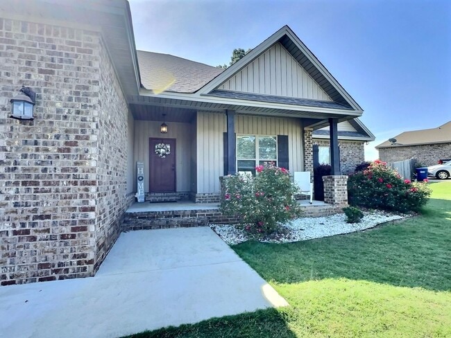 Building Photo - Pine Level - 4 Bed, 2 Bath, Indoor & Outdoor Fireplaces!