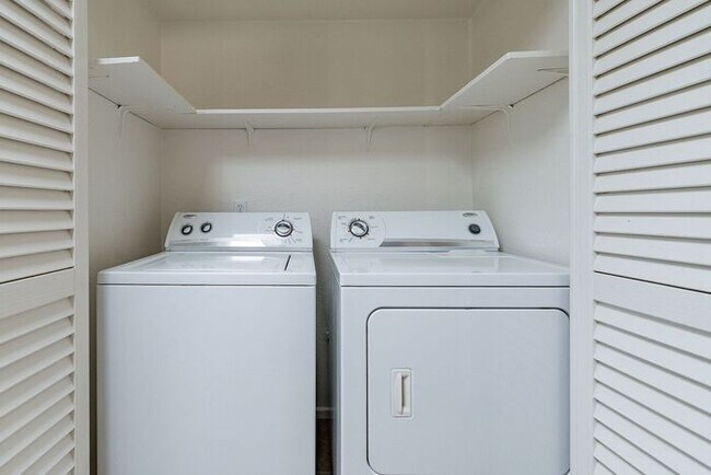 Building Photo - Pending/ Rented - Move-In Ready 2-Bed Tucs...