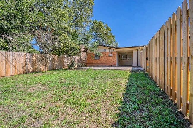 Building Photo - 1926 Cherokee Ln