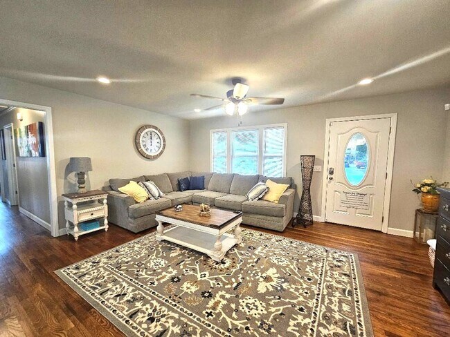 Building Photo - 3 Bedroom home minutes from Prisma Health and Downtown Greenville