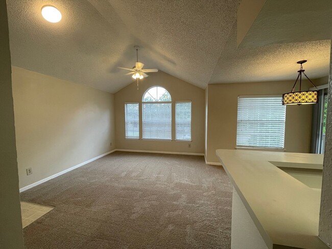 Building Photo - 2br/2ba Tradewinds Condo with Black Applia...