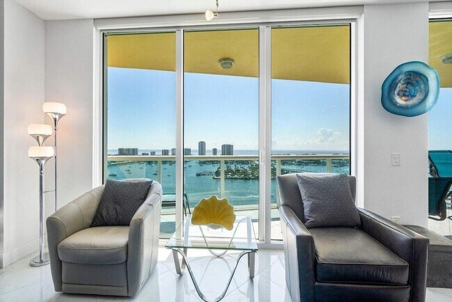 Building Photo - 2640 Lake Shore Dr