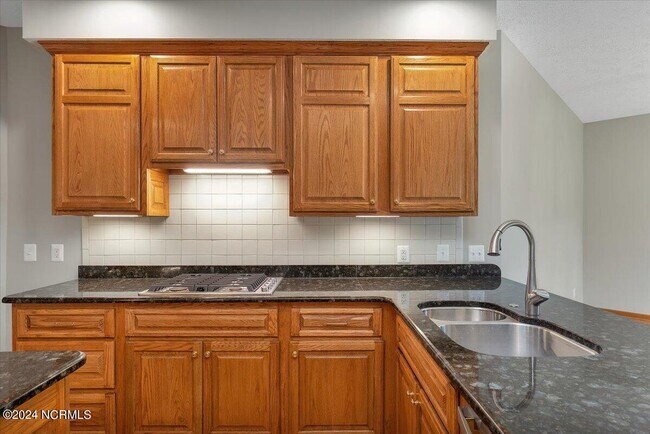 Building Photo - 38 Pinebrook Dr