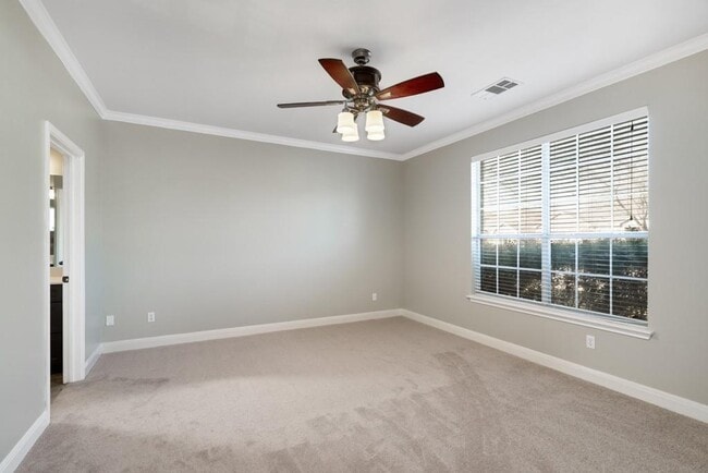 Building Photo - 1135 Disraeli Cir