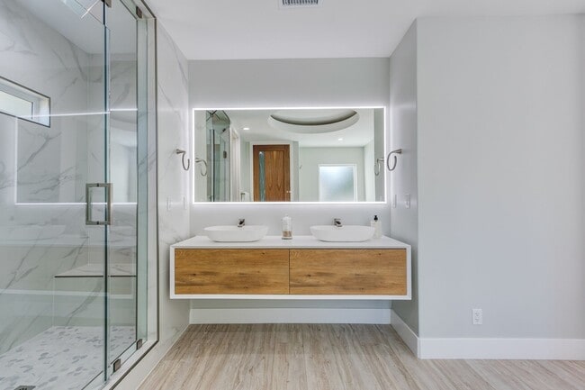 Building Photo - 10068 Russell Ave