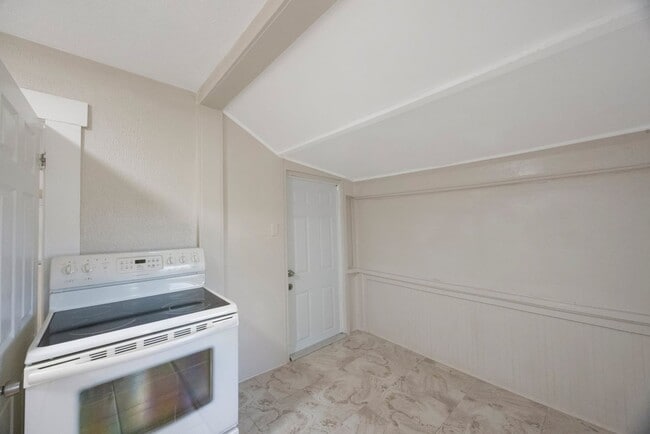Building Photo - Spacious 2bdrm/1bath home with detached ga...