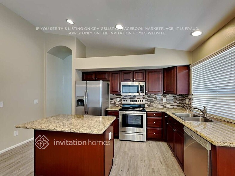 Building Photo - 1690 E Nancy Ave