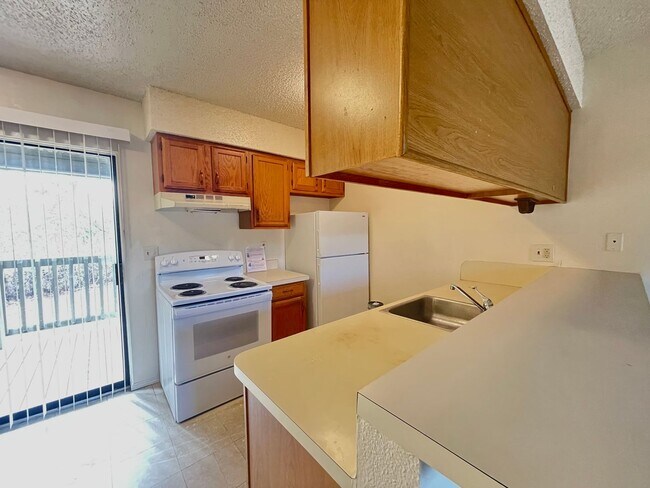 Building Photo - Cosy 2-1 1/2 with a great yard!