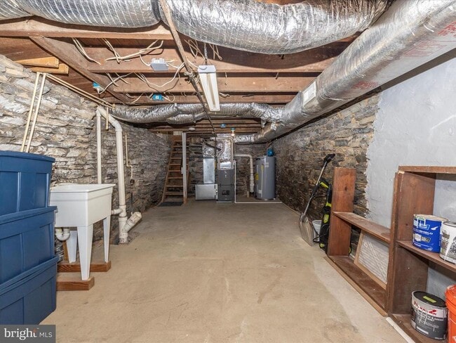 Building Photo - 166 W All Saints St